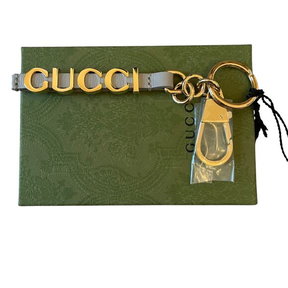 GUCCI Keychain Gold Metal Gucci Script Grey Leather Key Ring New In Box